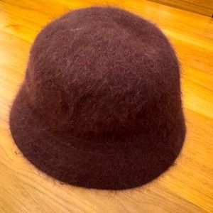 UO ANGORA BUCKET HAT MEDIUM BURGUNDY